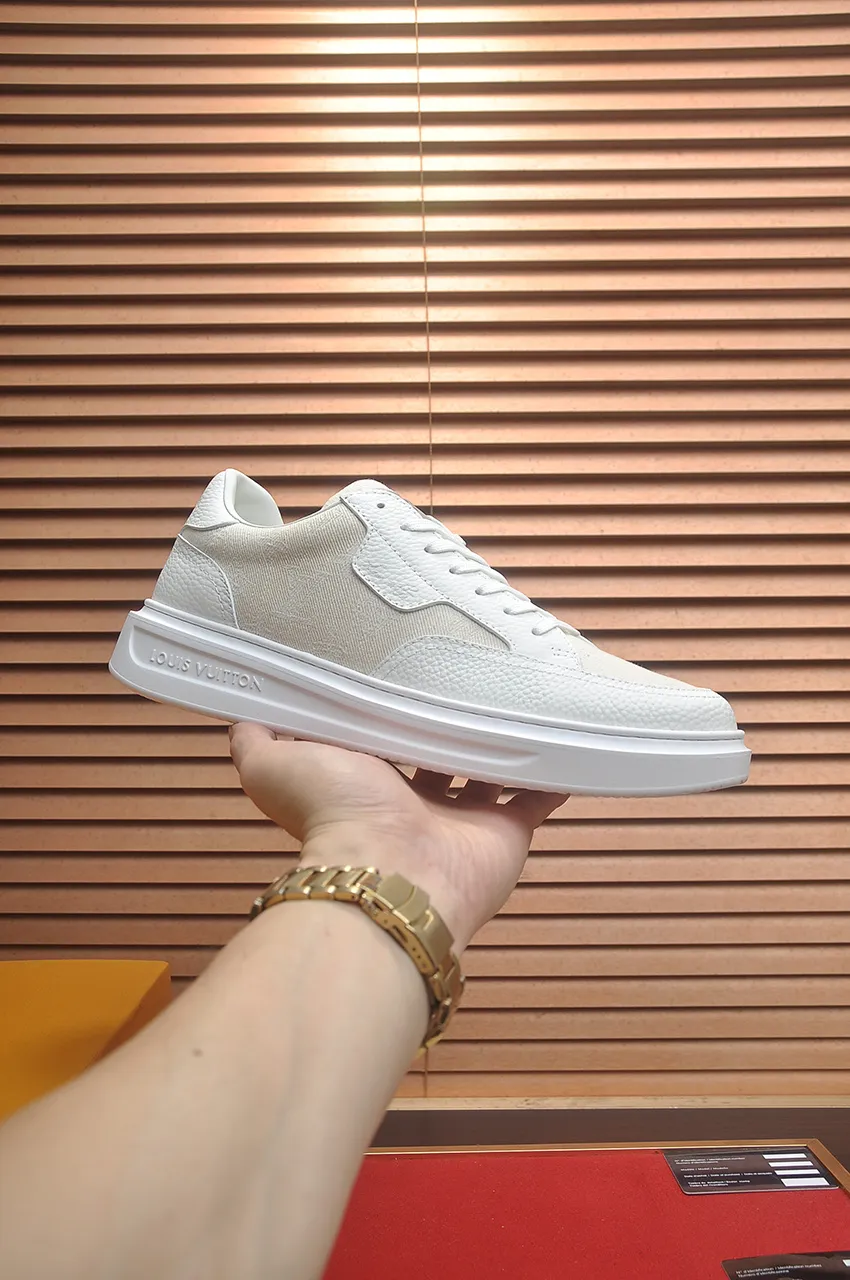 Men's men's shoes 💰640💶Original development, quality shipping, welcome to compare - LV sneaker series sports shoes introduce the loose silhouette of the ready-to-wear series into the spring and summer men's wear shows and make an eye-catching appearance. The cow leather upper is combined with rough fabric laces, and colorful beading highlights the brand's classic elements. LV letters mark the tongue and Monogram floral outsole. Mixed materials Made of top-grain cowhide, thick shoelace design, large Monogram print on the side, mesh lining and cotton feet, the comfort is as extreme as ever, premium heritage, quality first, worth owning! Size: Men’s 38-45 (45 is custom-made and cannot be returned or exchanged)